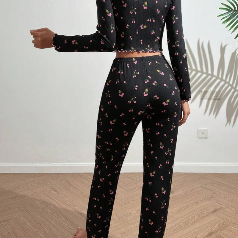 Modelo usando Pijama Longo Paris com estampa floral, gola em V, botões e laços, confeccionado em tecido leve e confortável. Pijama feminino elegante e delicado para noites tranquilas.