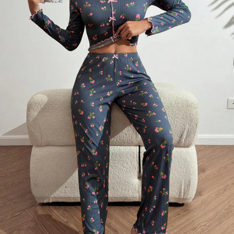 Modelo usando Pijama Longo Paris com estampa floral, gola em V, botões e laços, confeccionado em tecido leve e confortável. Pijama feminino elegante e delicado para noites tranquilas.