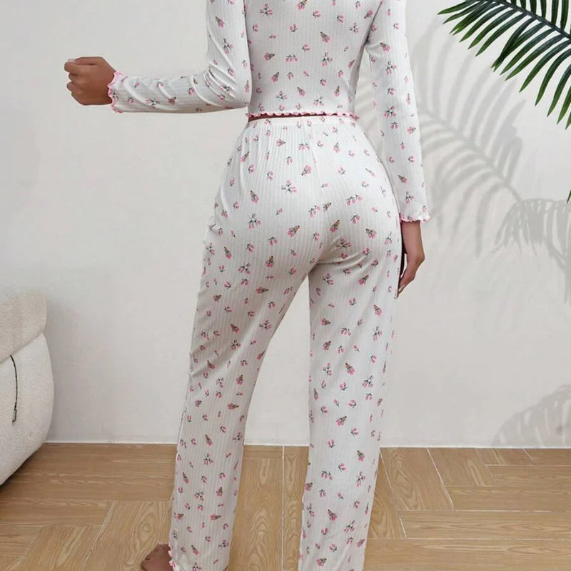 Modelo usando Pijama Longo Paris com estampa floral, gola em V, botões e laços, confeccionado em tecido leve e confortável. Pijama feminino elegante e delicado para noites tranquilas.