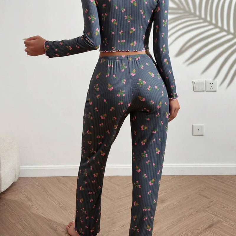 Modelo usando Pijama Longo Paris com estampa floral, gola em V, botões e laços, confeccionado em tecido leve e confortável. Pijama feminino elegante e delicado para noites tranquilas.