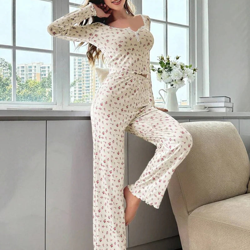 Mulher usando Pijama Longo Rose com estampa floral, blusa de manga comprida com botões decorativos e calça confortável. Ideal para dormir ou relaxar com estilo e conforto.