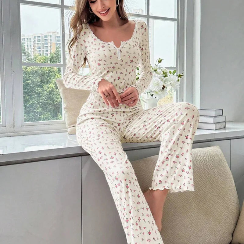 Mulher usando Pijama Longo Rose com estampa floral, blusa de manga comprida com botões decorativos e calça confortável. Ideal para dormir ou relaxar com estilo e conforto.