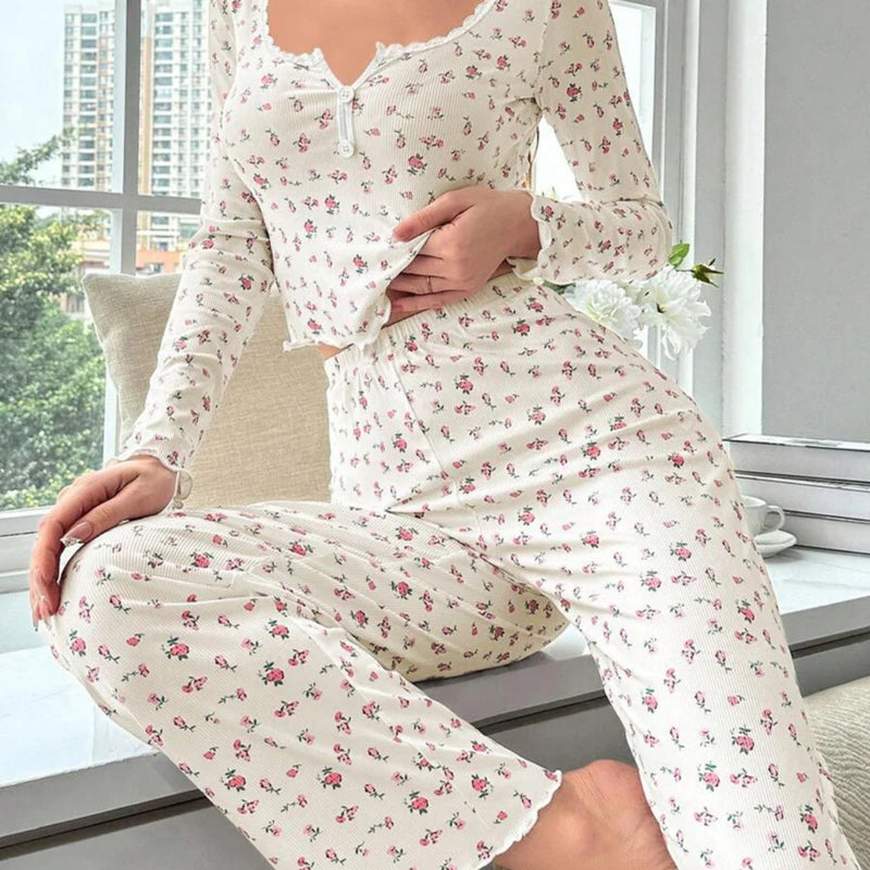 Mulher usando Pijama Longo Rose com estampa floral, blusa de manga comprida com botões decorativos e calça confortável. Ideal para dormir ou relaxar com estilo e conforto.