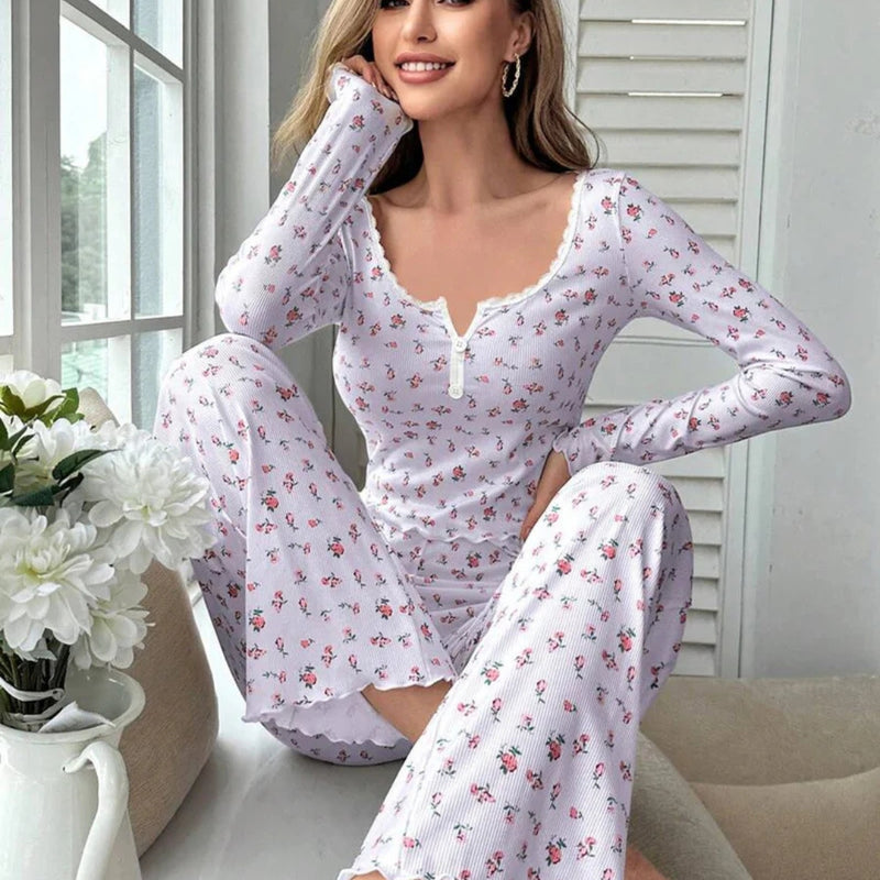 Mulher usando Pijama Longo Rose com estampa floral, blusa de manga comprida com botões decorativos e calça confortável. Ideal para dormir ou relaxar com estilo e conforto.