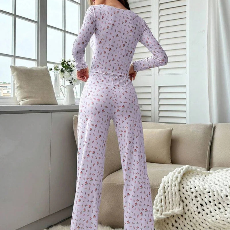 Mulher usando Pijama Longo Rose com estampa floral, blusa de manga comprida com botões decorativos e calça confortável. Ideal para dormir ou relaxar com estilo e conforto.