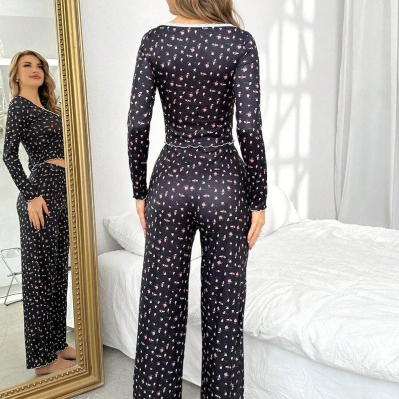 Mulher usando Pijama Longo Rose com estampa floral, blusa de manga comprida com botões decorativos e calça confortável. Ideal para dormir ou relaxar com estilo e conforto.