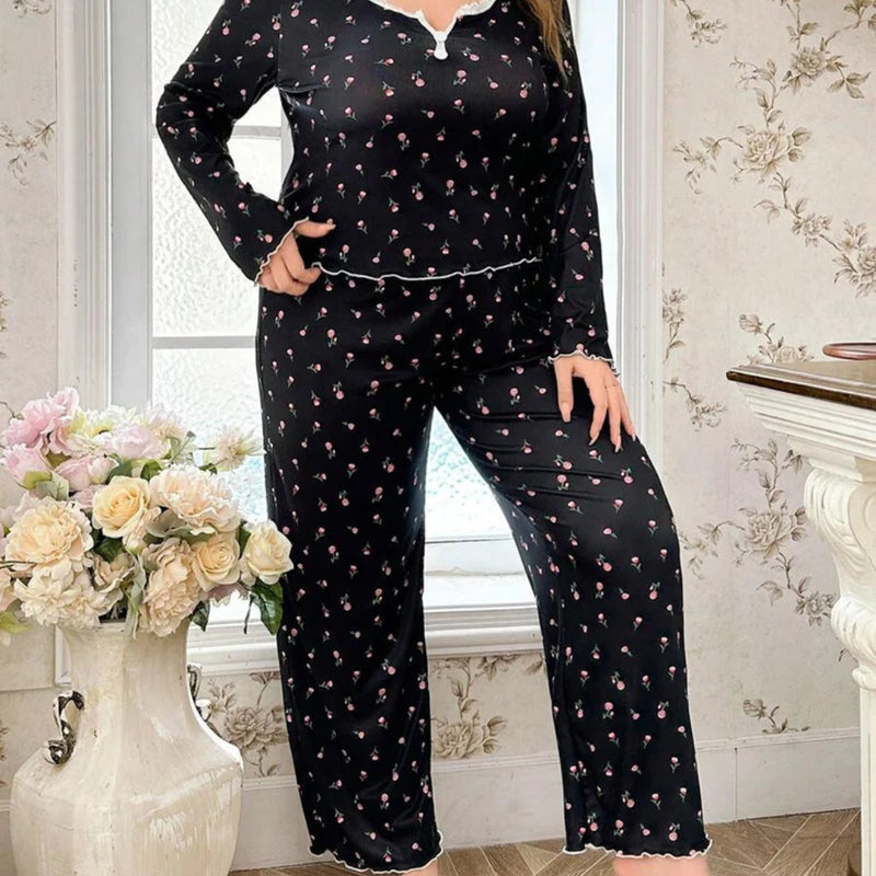 Mulher usando Pijama Longo Rose com estampa floral, blusa de manga comprida com botões decorativos e calça confortável. Ideal para dormir ou relaxar com estilo e conforto.