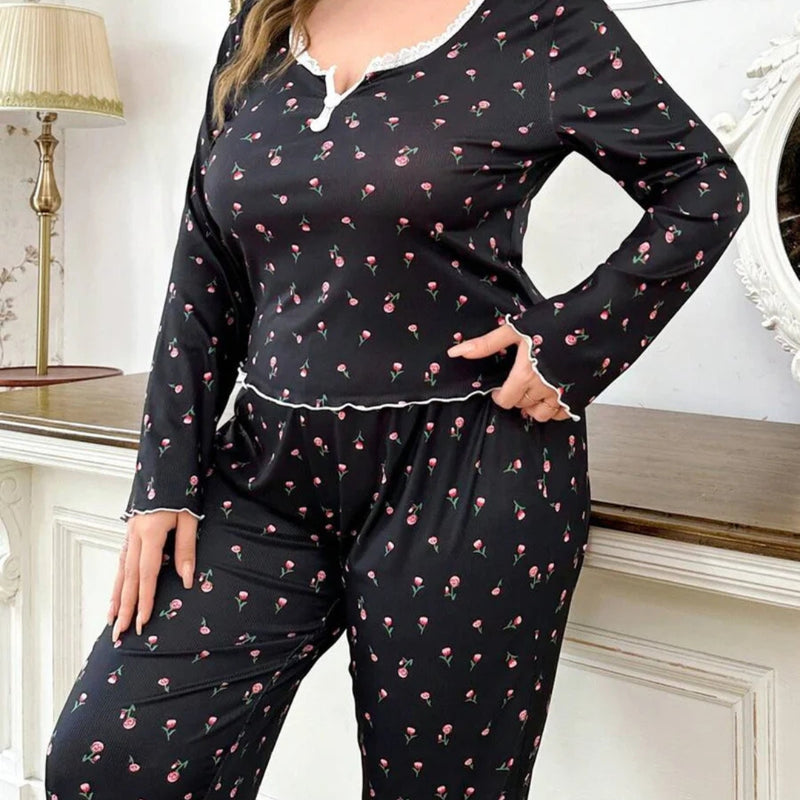 Mulher usando Pijama Longo Rose com estampa floral, blusa de manga comprida com botões decorativos e calça confortável. Ideal para dormir ou relaxar com estilo e conforto.