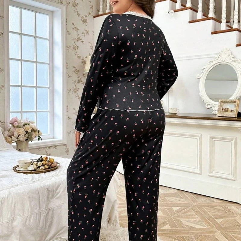Mulher usando Pijama Longo Rose com estampa floral, blusa de manga comprida com botões decorativos e calça confortável. Ideal para dormir ou relaxar com estilo e conforto.