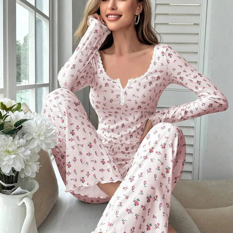 Mulher usando Pijama Longo Rose com estampa floral, blusa de manga comprida com botões decorativos e calça confortável. Ideal para dormir ou relaxar com estilo e conforto.