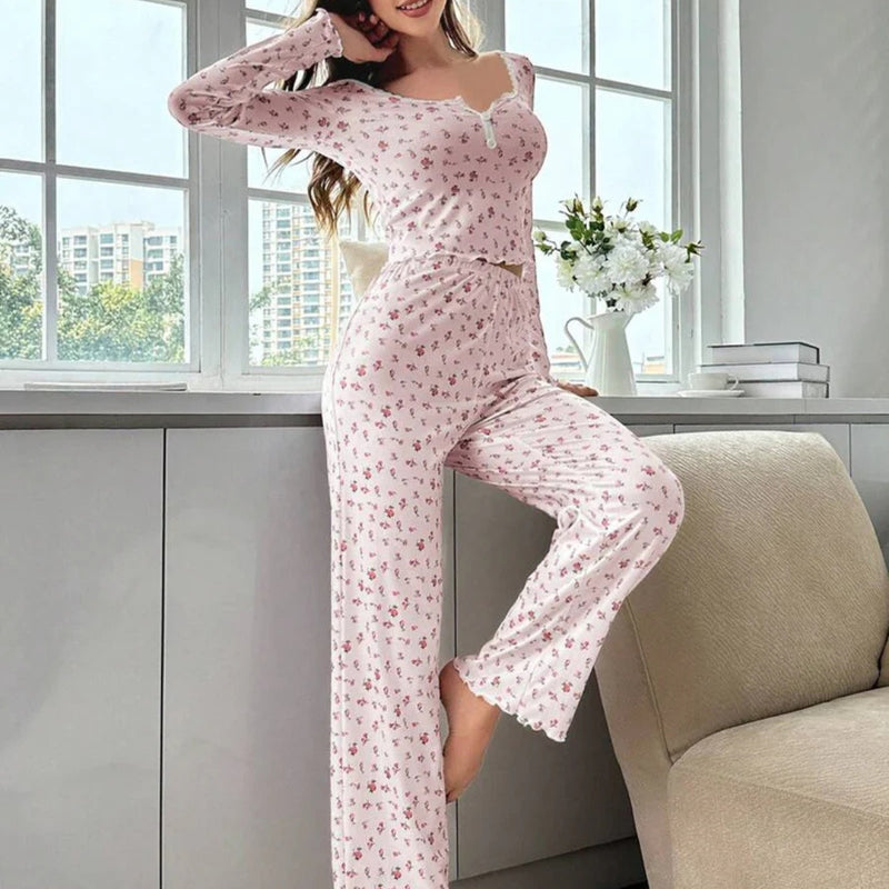 Mulher usando Pijama Longo Rose com estampa floral, blusa de manga comprida com botões decorativos e calça confortável. Ideal para dormir ou relaxar com estilo e conforto.