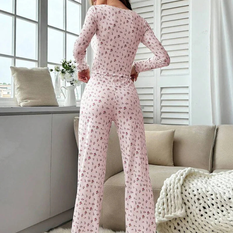 Mulher usando Pijama Longo Rose com estampa floral, blusa de manga comprida com botões decorativos e calça confortável. Ideal para dormir ou relaxar com estilo e conforto.