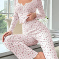 Mulher usando Pijama Longo Rose com estampa floral, blusa de manga comprida com botões decorativos e calça confortável. Ideal para dormir ou relaxar com estilo e conforto.