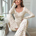 Mulher usando Pijama Longo Rose com estampa floral, blusa de manga comprida com botões decorativos e calça confortável. Ideal para dormir ou relaxar com estilo e conforto.