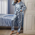 Pijama longo feminino em cetim com estampa floral, composto por camisa de botões e calça acetinada, ideal para noites de inverno com conforto e elegância.