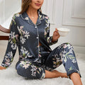 Pijama longo feminino em cetim com estampa floral, composto por camisa de botões e calça acetinada, ideal para noites de inverno com conforto e elegância.