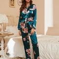 Pijama longo feminino em cetim com estampa floral, composto por camisa de botões e calça acetinada, ideal para noites de inverno com conforto e elegância.