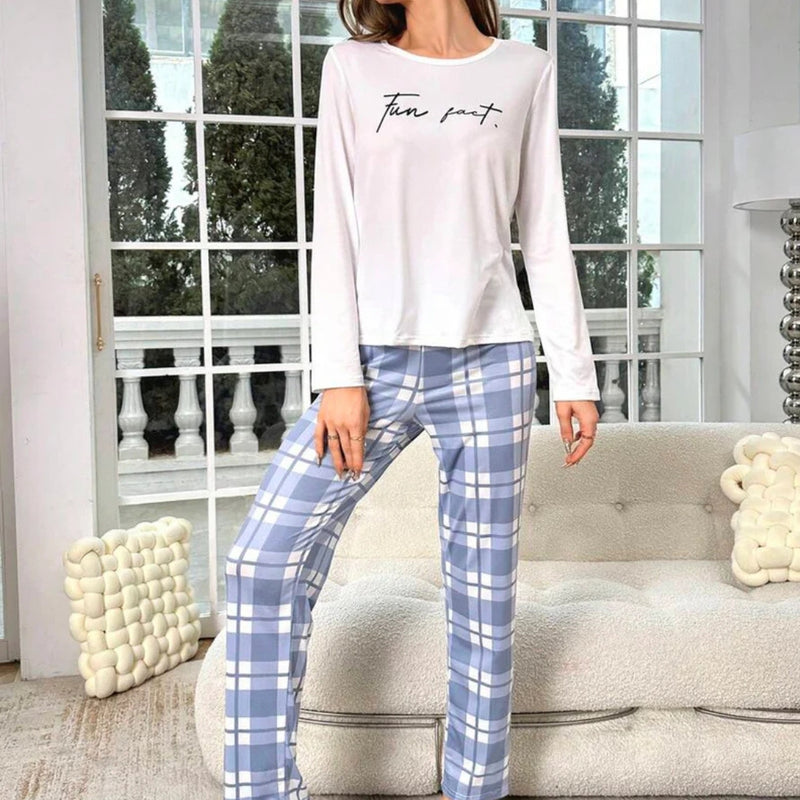 Pijama Fun Fact com blusa manga longa estampada e calça xadrez. Modelagem confortável e tecido leve. Ideal para noites estilosas ou relaxar com personalidade.

