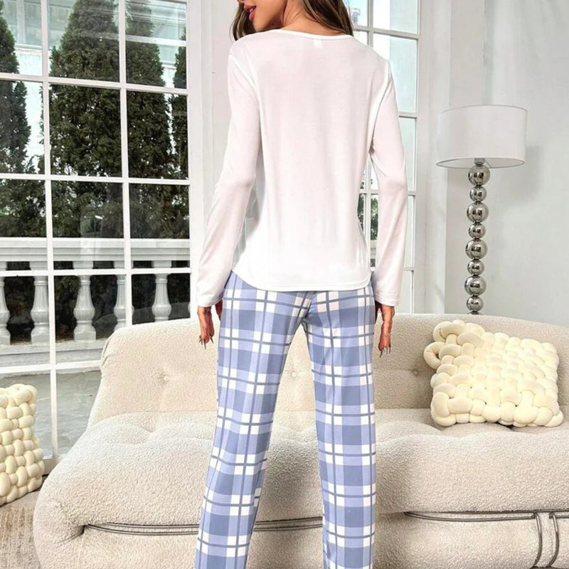 Pijama Fun Fact com blusa manga longa estampada e calça xadrez. Modelagem confortável e tecido leve. Ideal para noites estilosas ou relaxar com personalidade.

