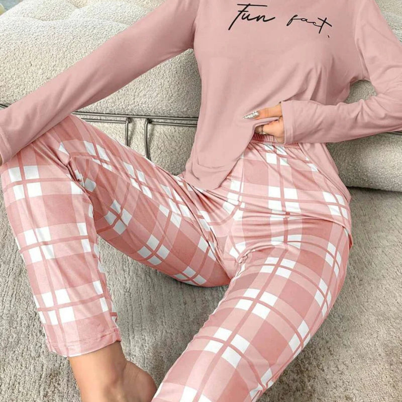 Pijama Fun Fact com blusa manga longa estampada e calça xadrez. Modelagem confortável e tecido leve. Ideal para noites estilosas ou relaxar com personalidade.

