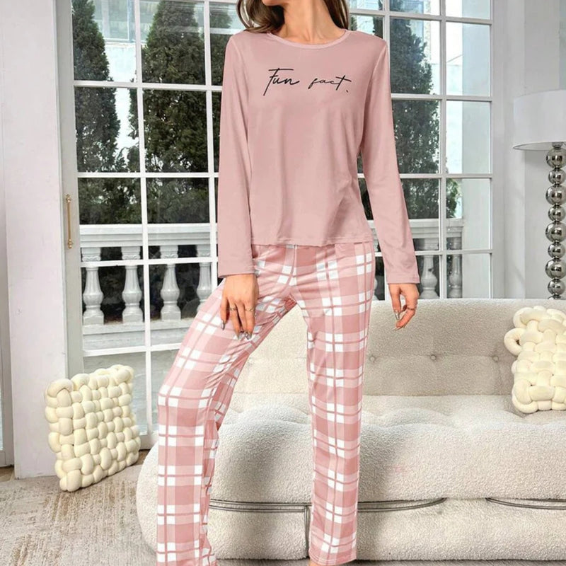Pijama Fun Fact com blusa manga longa estampada e calça xadrez. Modelagem confortável e tecido leve. Ideal para noites estilosas ou relaxar com personalidade.

