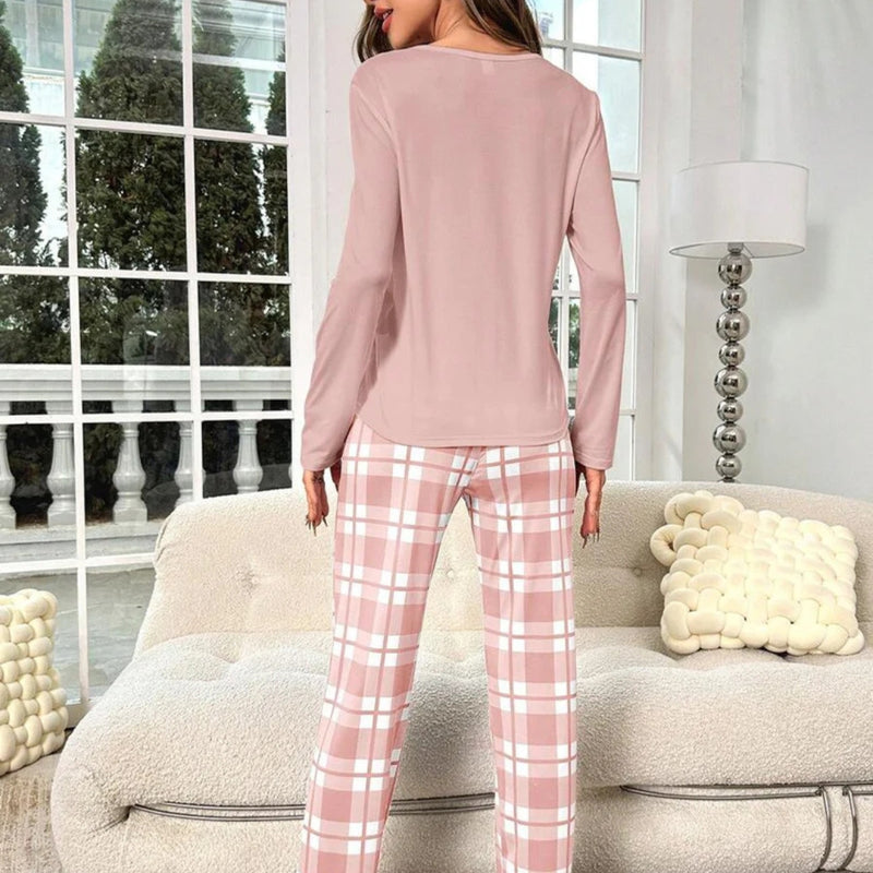 Pijama Fun Fact com blusa manga longa estampada e calça xadrez. Modelagem confortável e tecido leve. Ideal para noites estilosas ou relaxar com personalidade.

