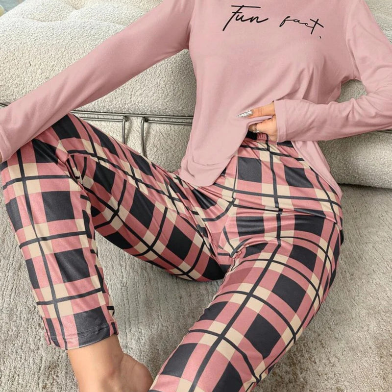 Pijama Fun Fact com blusa manga longa estampada e calça xadrez. Modelagem confortável e tecido leve. Ideal para noites estilosas ou relaxar com personalidade.

