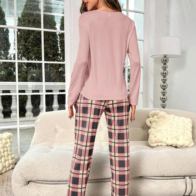 Pijama Fun Fact com blusa manga longa estampada e calça xadrez. Modelagem confortável e tecido leve. Ideal para noites estilosas ou relaxar com personalidade.

