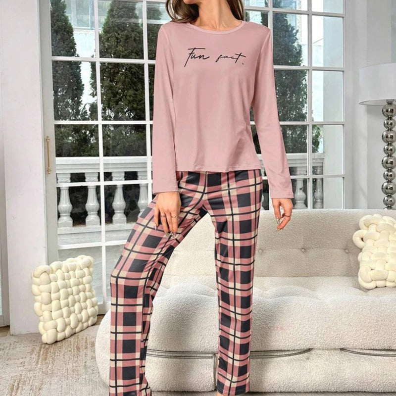 Pijama Fun Fact com blusa manga longa estampada e calça xadrez. Modelagem confortável e tecido leve. Ideal para noites estilosas ou relaxar com personalidade.

