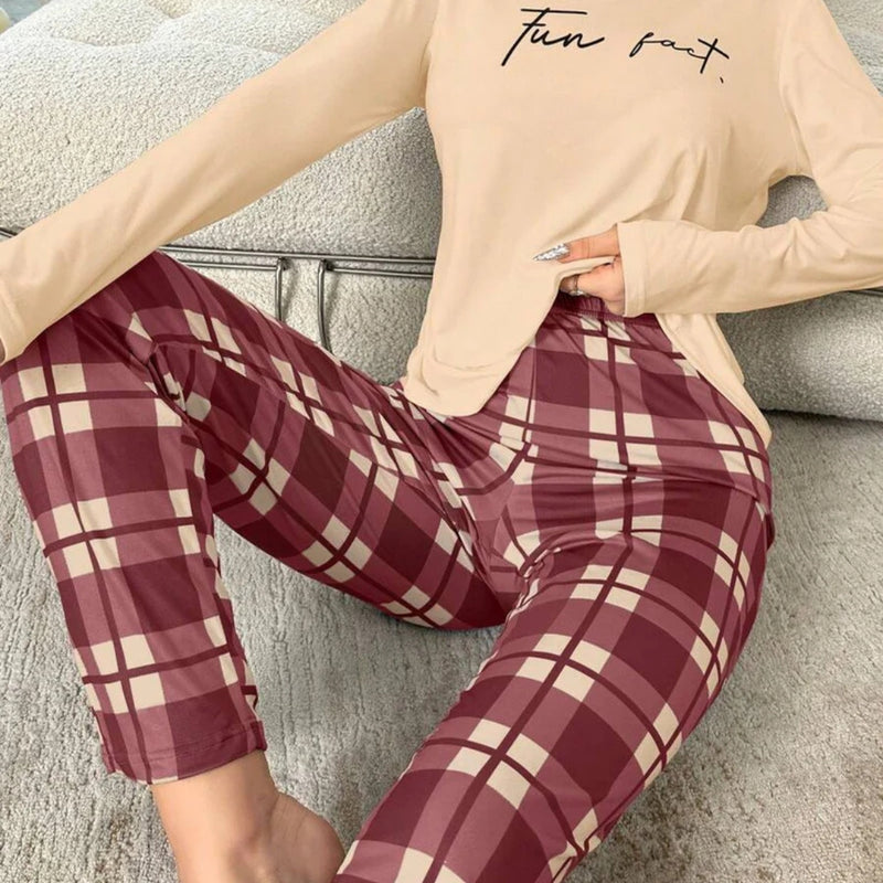 Pijama Fun Fact com blusa manga longa estampada e calça xadrez. Modelagem confortável e tecido leve. Ideal para noites estilosas ou relaxar com personalidade.

