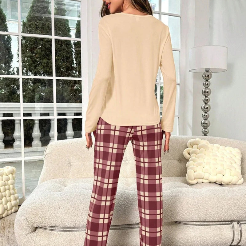 Pijama Fun Fact com blusa manga longa estampada e calça xadrez. Modelagem confortável e tecido leve. Ideal para noites estilosas ou relaxar com personalidade.

