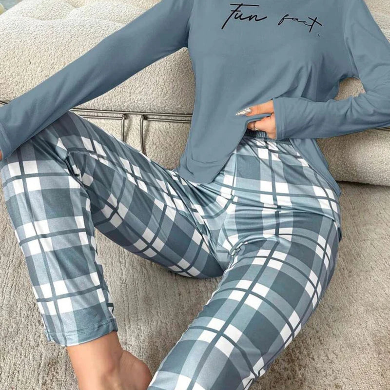 Pijama Fun Fact com blusa manga longa estampada e calça xadrez. Modelagem confortável e tecido leve. Ideal para noites estilosas ou relaxar com personalidade.

