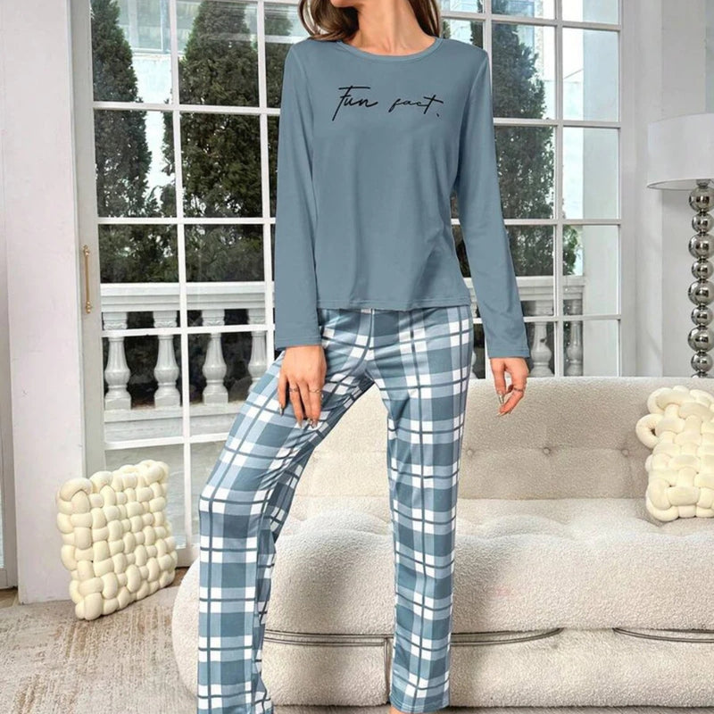 Pijama Fun Fact com blusa manga longa estampada e calça xadrez. Modelagem confortável e tecido leve. Ideal para noites estilosas ou relaxar com personalidade.

