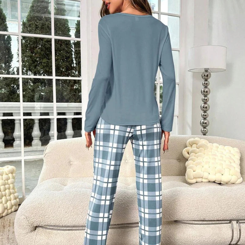Pijama Fun Fact com blusa manga longa estampada e calça xadrez. Modelagem confortável e tecido leve. Ideal para noites estilosas ou relaxar com personalidade.

