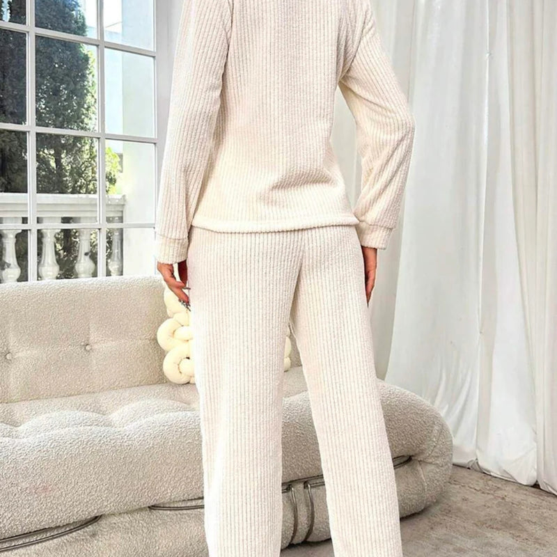 Pijama longo feminino Valparaíso na cor bege claro, feito em tecido canelado com toque macio e modelagem ampla. Ideal para conforto e estilo nas noites de descanso.