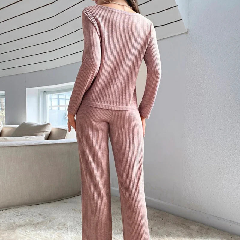 Pijama Longo Salta em tecido canelado com botões e decote em V. Ideal para quem busca conforto térmico com elegância. Disponível nas cores marrom e rosé claro.