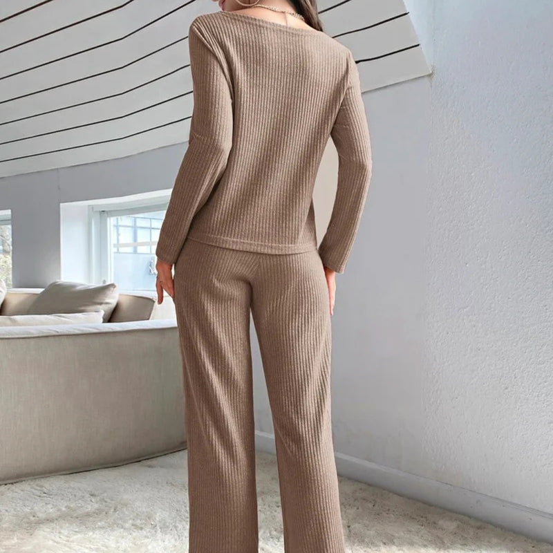 Pijama Longo Salta em tecido canelado com botões e decote em V. Ideal para quem busca conforto térmico com elegância. Disponível nas cores marrom e rosé claro.
