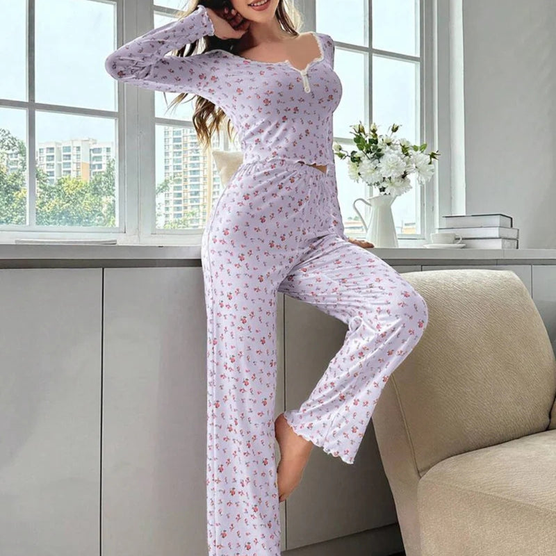 Mulher usando Pijama Longo Rose com estampa floral, blusa de manga comprida com botões decorativos e calça confortável. Ideal para dormir ou relaxar com estilo e conforto.