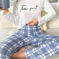 Pijama Fun Fact com blusa manga longa estampada e calça xadrez. Modelagem confortável e tecido leve. Ideal para noites estilosas ou relaxar com personalidade.

