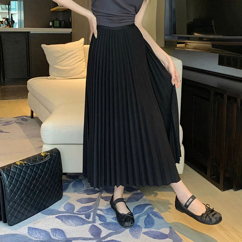 Saia midi feminina com plissado fino, disponível em cores neutras e vibrantes. Tecido leve e cintura elástica oferecem conforto, movimento e estilo para o dia a dia ou ocasiões especiais.