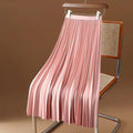 Saia midi feminina com plissado fino, disponível em cores neutras e vibrantes. Tecido leve e cintura elástica oferecem conforto, movimento e estilo para o dia a dia ou ocasiões especiais.
