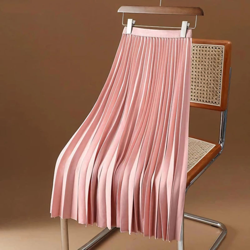 Saia midi feminina com plissado fino, disponível em cores neutras e vibrantes. Tecido leve e cintura elástica oferecem conforto, movimento e estilo para o dia a dia ou ocasiões especiais.
