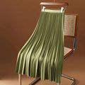 Saia midi feminina com plissado fino, disponível em cores neutras e vibrantes. Tecido leve e cintura elástica oferecem conforto, movimento e estilo para o dia a dia ou ocasiões especiais.