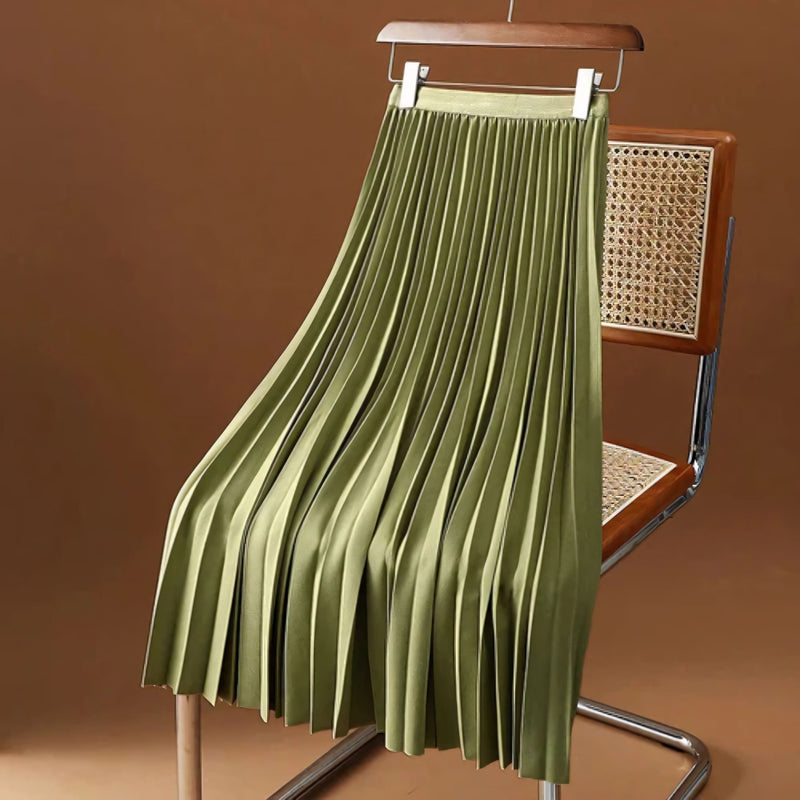Saia midi feminina com plissado fino, disponível em cores neutras e vibrantes. Tecido leve e cintura elástica oferecem conforto, movimento e estilo para o dia a dia ou ocasiões especiais.