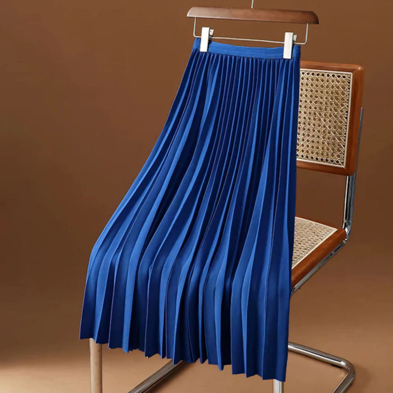 Saia midi feminina com plissado fino, disponível em cores neutras e vibrantes. Tecido leve e cintura elástica oferecem conforto, movimento e estilo para o dia a dia ou ocasiões especiais.
