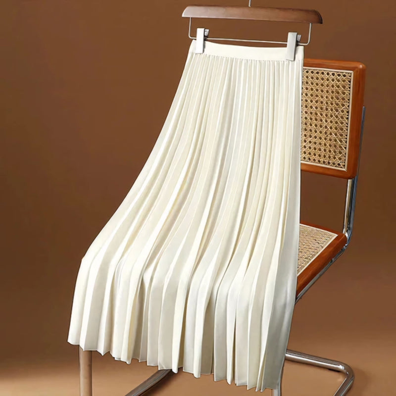 Saia midi feminina com plissado fino, disponível em cores neutras e vibrantes. Tecido leve e cintura elástica oferecem conforto, movimento e estilo para o dia a dia ou ocasiões especiais.
