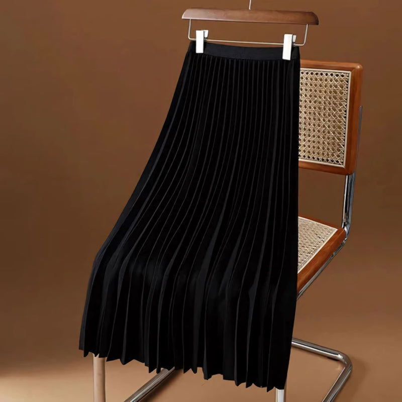Saia midi feminina com plissado fino, disponível em cores neutras e vibrantes. Tecido leve e cintura elástica oferecem conforto, movimento e estilo para o dia a dia ou ocasiões especiais.