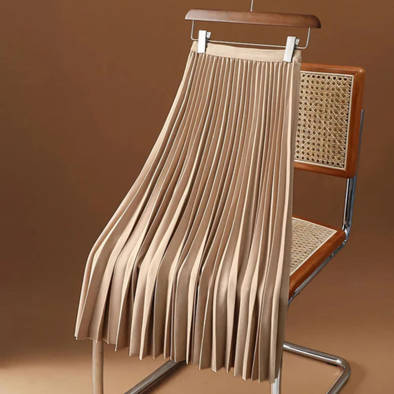 Saia midi feminina com plissado fino, disponível em cores neutras e vibrantes. Tecido leve e cintura elástica oferecem conforto, movimento e estilo para o dia a dia ou ocasiões especiais.