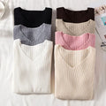 Suéter feminino em tricot canelado com gola V, manga longa e modelagem ajustada. Ideal para dias frios, combina com jeans, alfaiataria e looks casuais elegantes.