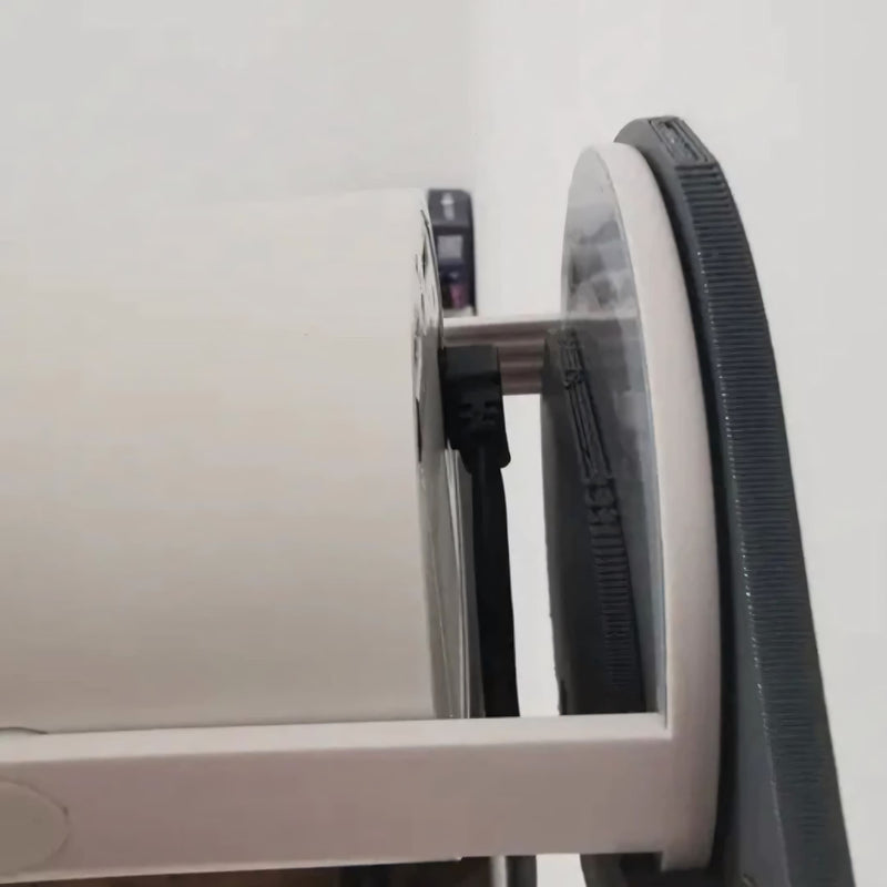 Suporte de parede preto para projetor Magcubic fixado em parede branca, com encaixe preciso e acabamento discreto. Ideal para manter o projetor firme e centralizado.